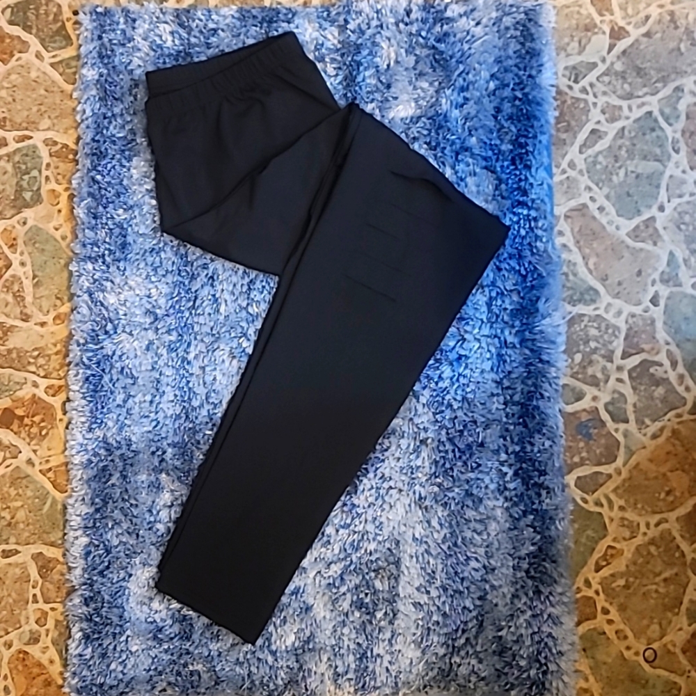 Leggings with the slits in the knees and theighs